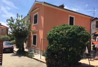 Apartment Luna met Airco Wifi en Zwembad allows 18 year olds to book a room