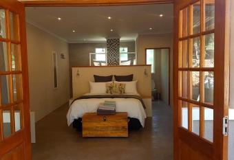 Rocky Hollow Lodge allows 18 year olds to book a room