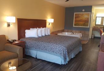Days Inn by Wyndham Trenton has rooms with a private hot tub