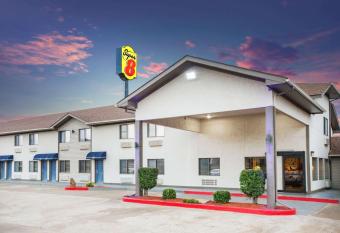 Super 8 by Wyndham Van Buren/Ft. Smith Area has Smoking rooms