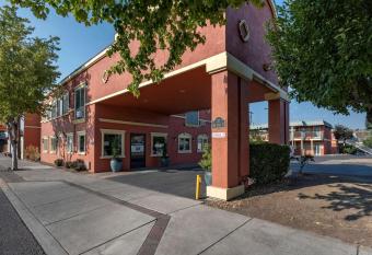 Quality Inn Madras allows 18 year olds to book a room
