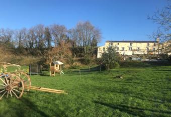 Le petit moulin allows 18 year olds to book a room