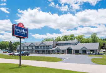 AmericInn by Wyndham Lake City has rooms with a private hot tub