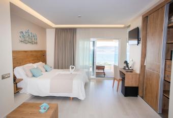 Hotel Boutique O N  utico Laxe allows 18 year olds to book a room