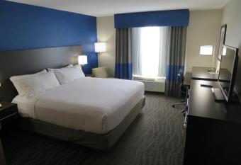 Holiday Inn Hotel & Suites Regina has rooms with a private hot tub