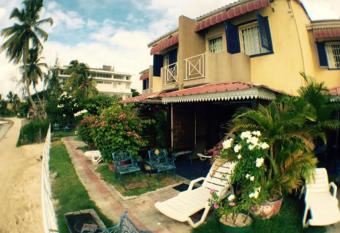 2 bedrooms appartement at Grand Baie 10 m away from the beach with sea view enclosed garden and wifi has Balcony rooms