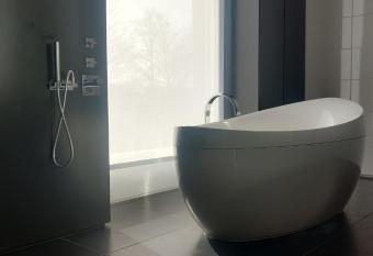 Bed & Wellness Boxtel, luxe kamer met airco en eigen badkamer, ligbad allows 18 year olds to book a room