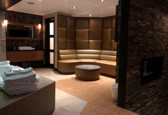 Hotel Le Chablis Cadillac has rooms with a private hot tub