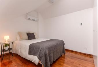 Seaside Family Townhouse - 100m from the sea! allows 18 year olds to book a room