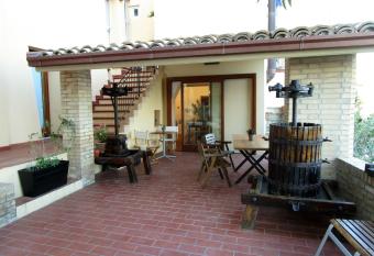 lacasettabb allows 18 year olds to book a room