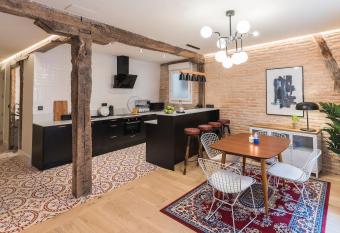 Miribilla by Staynnapartments has Balcony rooms