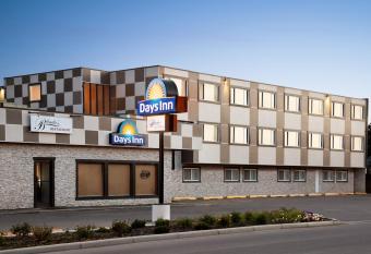 Days Inn by Wyndham Sylvan Lake allows 18 year olds to book a room