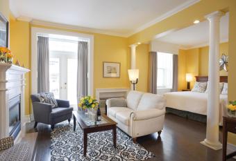 Inn On The Twenty has rooms with a private hot tub