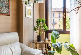 Jacuzzi Apartment, Lambrate has rooms with a private hot tub