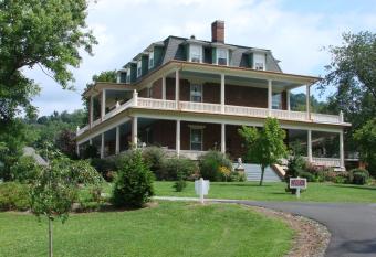The Reynolds Mansion has Balcony rooms