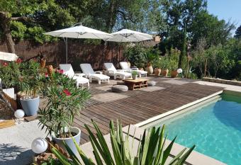 Mas Proven  al au Cannet des Maures allows 18 year olds to book a room