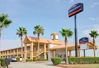 Howard Johnson by Wyndham Galveston has Smoking rooms
