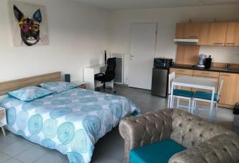 Studio meubl   confortable allows 18 year olds to book a room