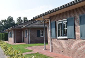 Ganzebeek 14 pers. bungalow allows 18 year olds to book a room