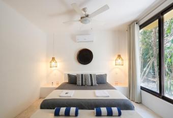 Casa Jero Private Pier, Rooftop Views, Free Paddle Boards & Kayac has rooms with a private hot tub