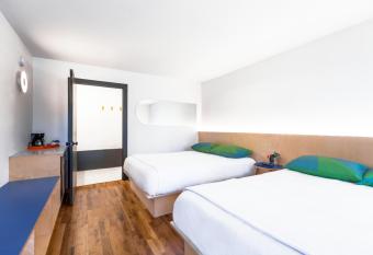 The Iris Motel has Balcony rooms