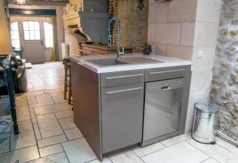 AUX PATISSIERS has rooms with a private hot tub