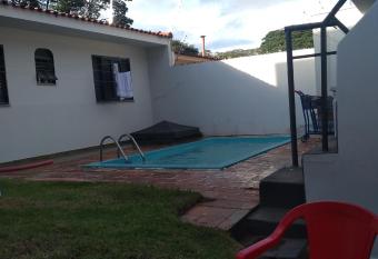 Pensionato quarto individual em Maring  /pr allows 18 year olds to book a room