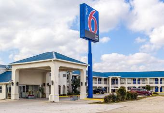 Motel 6 Seguin Tx has Smoking rooms