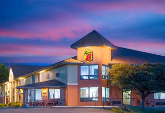 Super 8 by Wyndham Toledo has rooms with a private hot tub