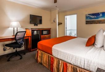 Best Western Heritage Inn has rooms with a private hot tub