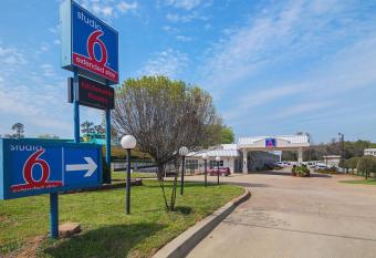 Studio 6 Tyler. Tx has Smoking rooms