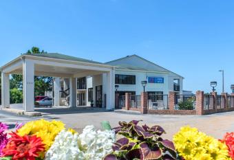 Super 8 by Wyndham Kannapolis allows 18 year olds to book a room