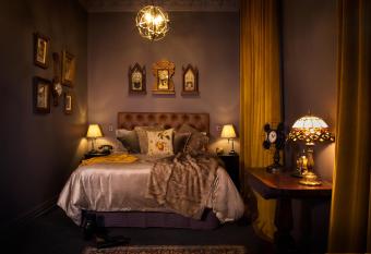 The Royal Hotel Featherston - Boutique Hotel allows 18 year olds to book a room