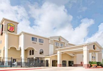 Red Lion Inn & Suites Iah Airport East allows 18 year olds to book a room