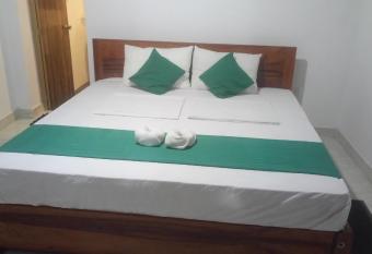 Kandy Spice Villa has rooms with a private hot tub