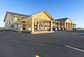 Quality Inn has Smoking rooms