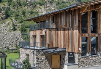 Gletscherblick- serviced apartments has Balcony rooms