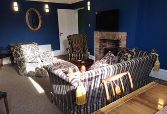 2 Bedroom Apartment at Kent Escapes Short Lets & Serviced Accommodation Kent, Bouverie Escape Folkestone with Wifi allows 18 year olds to book a room