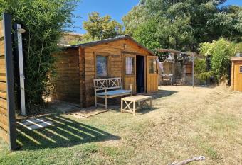 petit chalet insolite  has Balcony rooms