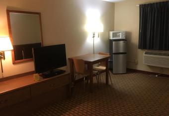 Super 8 by Wyndham Mt. Vernon has rooms with a private hot tub