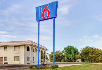 Motel 6 Waco - Lacy Lakeview has Smoking rooms
