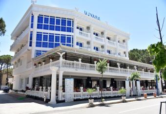UJVARA HOTEL has Balcony rooms