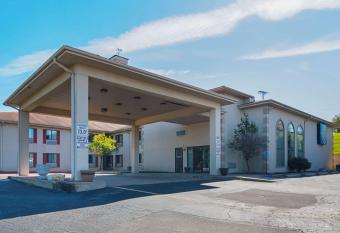 Motel 6 Hannibal Mo has rooms with a private hot tub