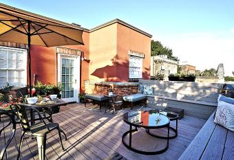 Sprawling Penthouse with Rooftop Deck Blocks from the River has Balcony rooms