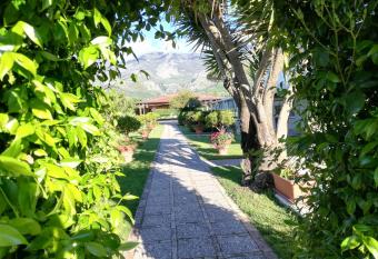 Saturnia Garden B&B has Balcony rooms