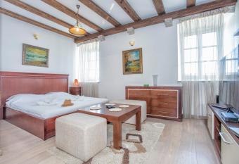 Kapetan Luxury Apartments has rooms with a private hot tub