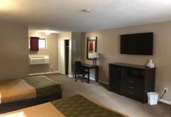 Rodeway Inn has rooms with a private hot tub