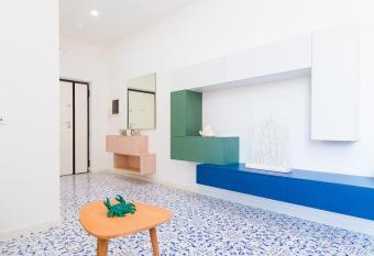 LUXURY NAPOLITANO allows 18 year olds to book a room