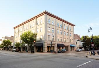 Kasa Altmayer Savannah allows 18 year olds to book a room