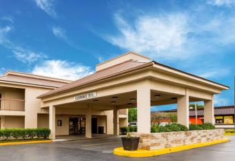 Quality Inn has Smoking rooms